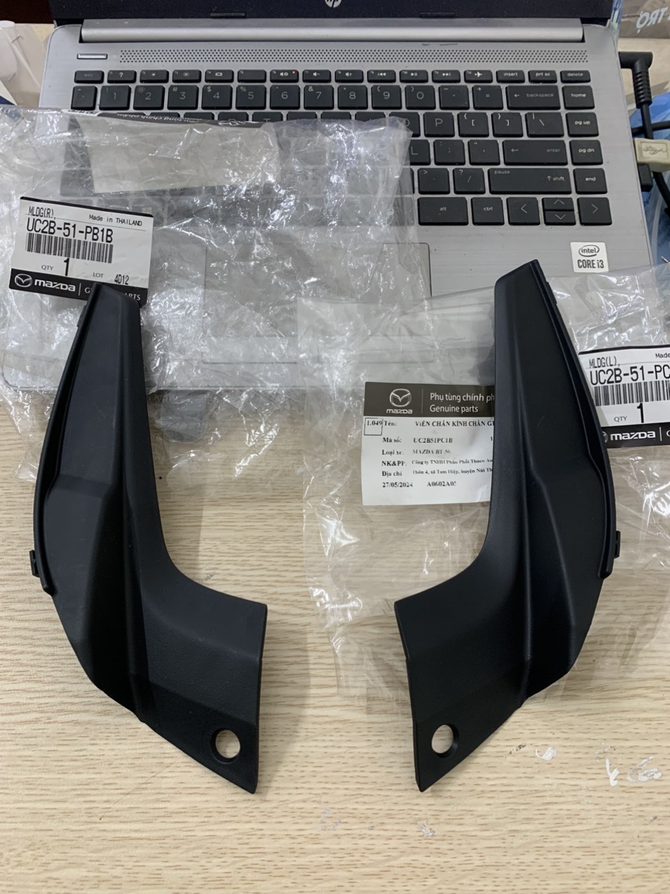 Ốp góc chân kính chắn gió Mazda BT 50 bên phụ UC2B51PB1B