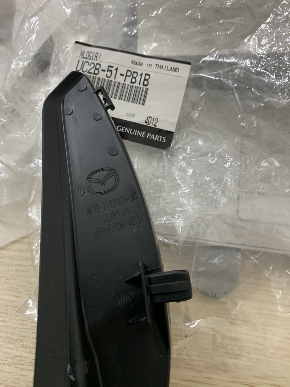 Ốp góc chân kính chắn gió Mazda BT 50 bên phụ UC2B51PB1B