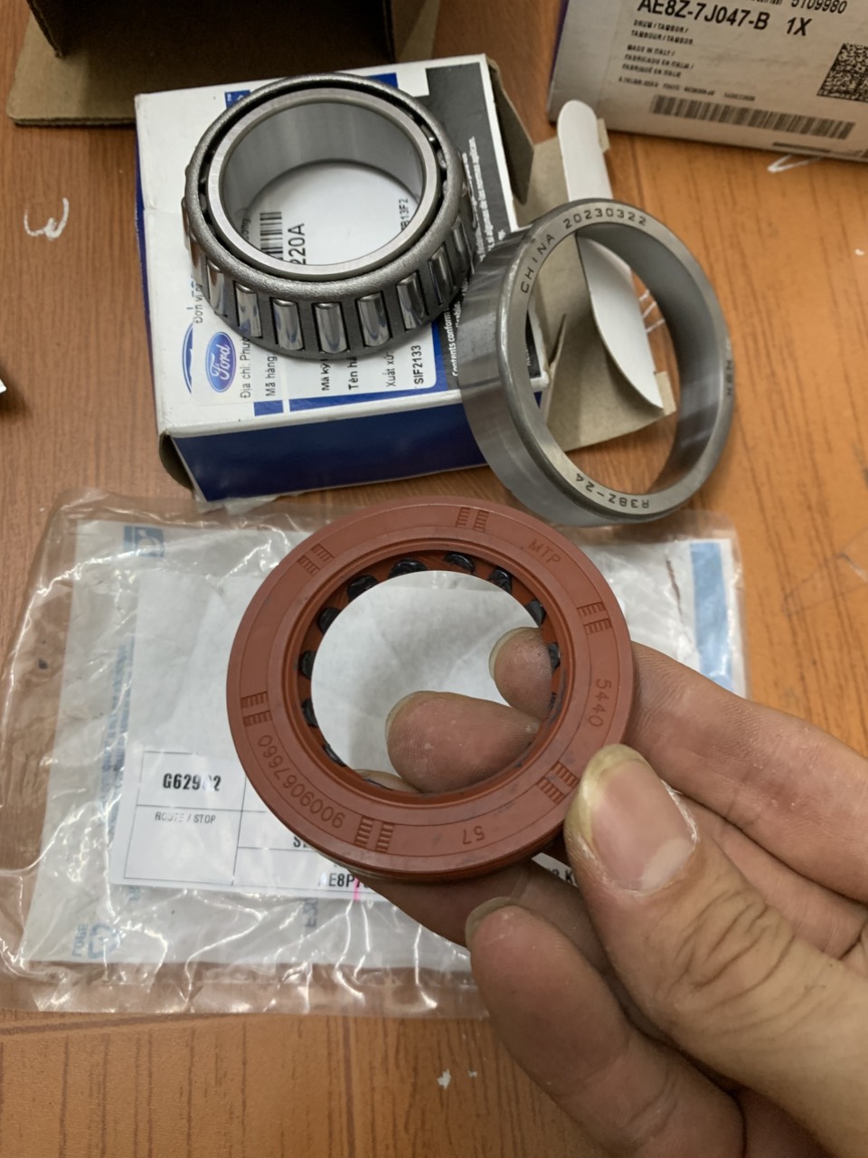 Phớt đầu hộp số Fiesta, EcoSport AE8Z7048C (phớt trục sơ cấp)