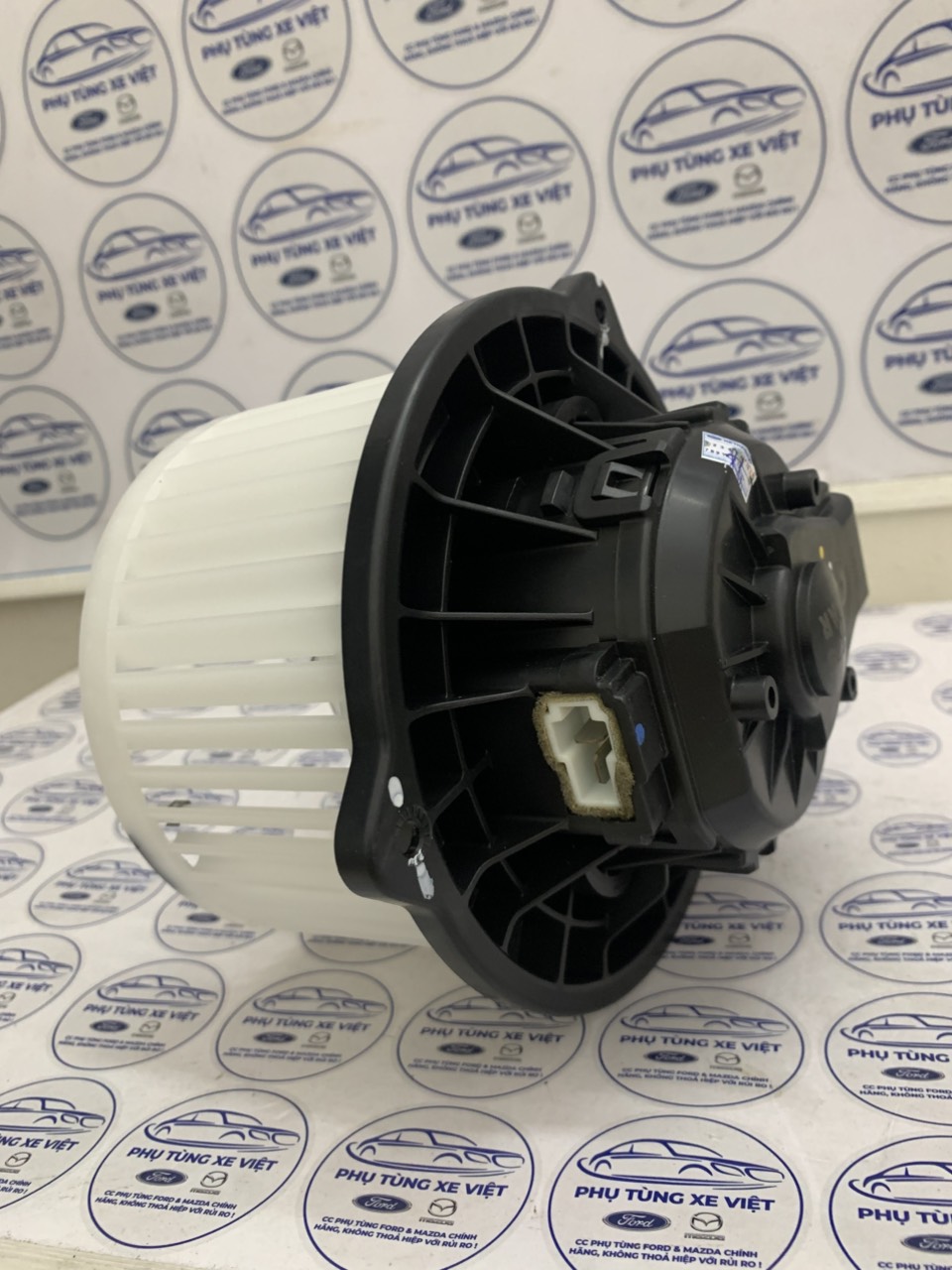 Quạt giàn lạnh điều hoà Ford Fiesta DN2861B10 AV5Z18527B