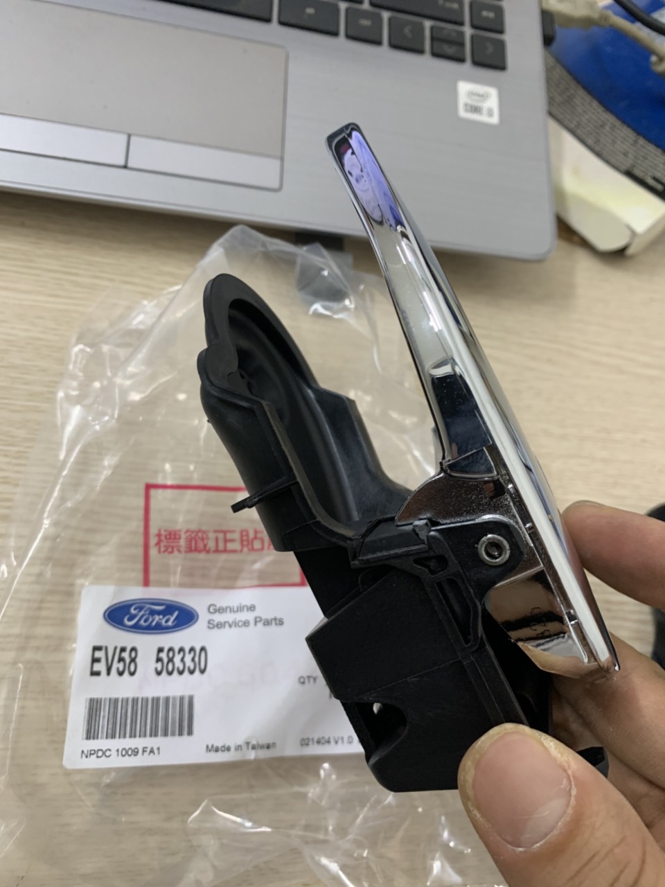 Tay mở cửa trong bên phụ Escape EV5858330 EV5872330, mạ xi