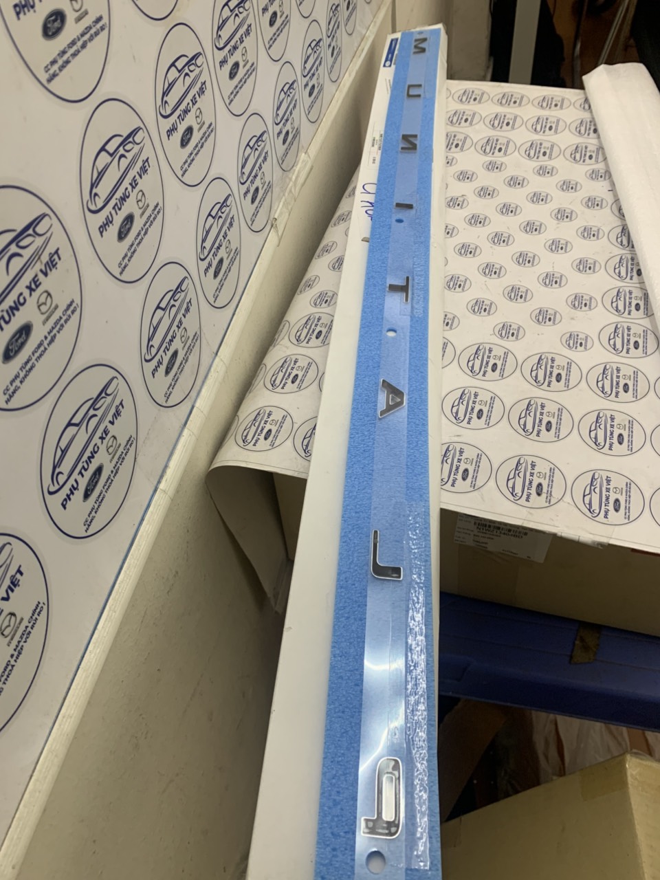 Tem, chữ Platinum dán nắp ca bô Ford Everest N1WZ2642528B