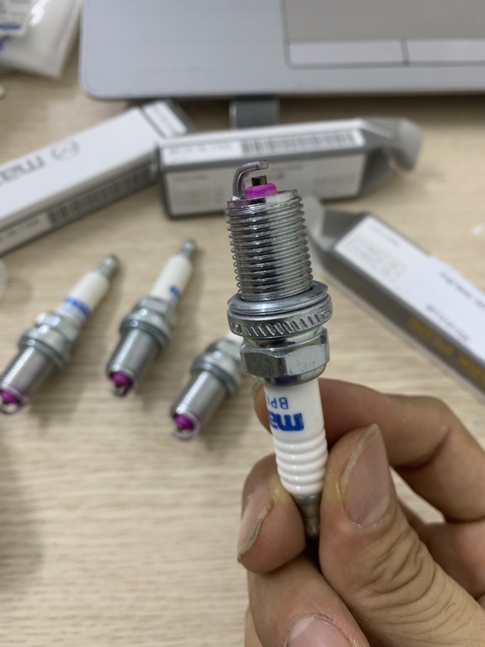 Bugi đánh lửa Ford Laser 1.6 1998 99 2000 2001 BP1318110A