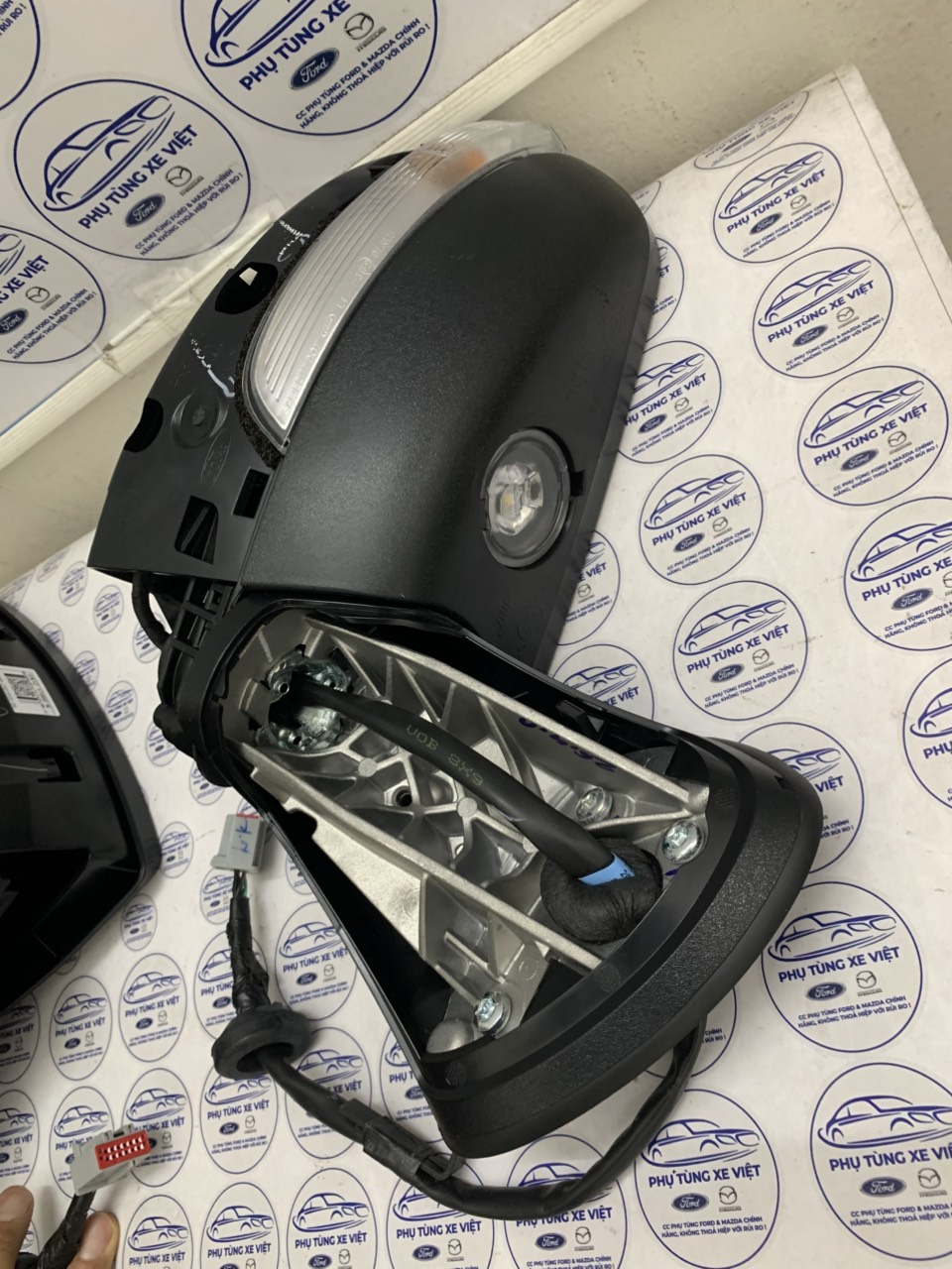 Gương chiếu hậu bên lái Ford EcoSport gập điện GN1Z17683N