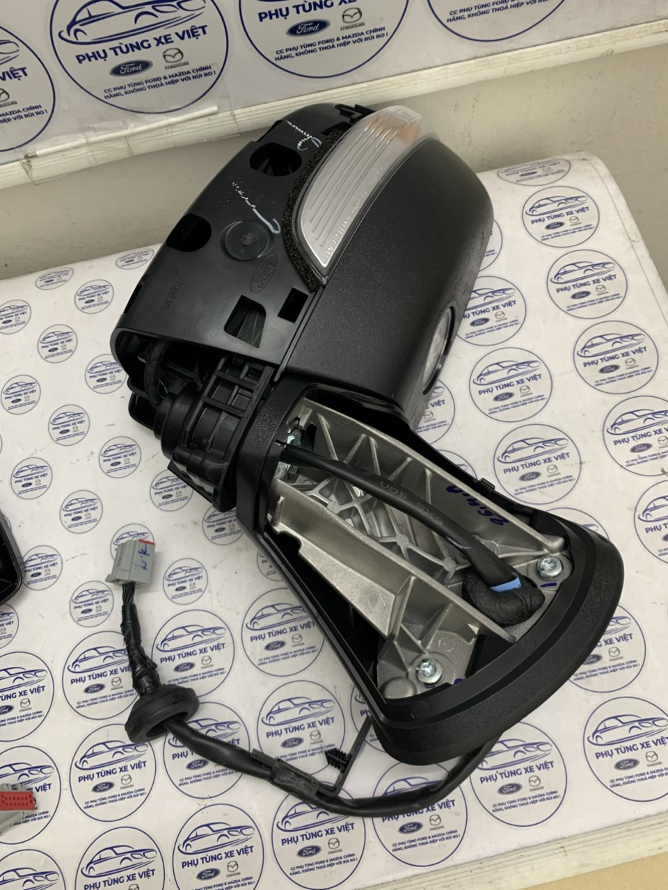 Gương chiếu hậu bên lái Ford EcoSport gập điện GN1Z17683N