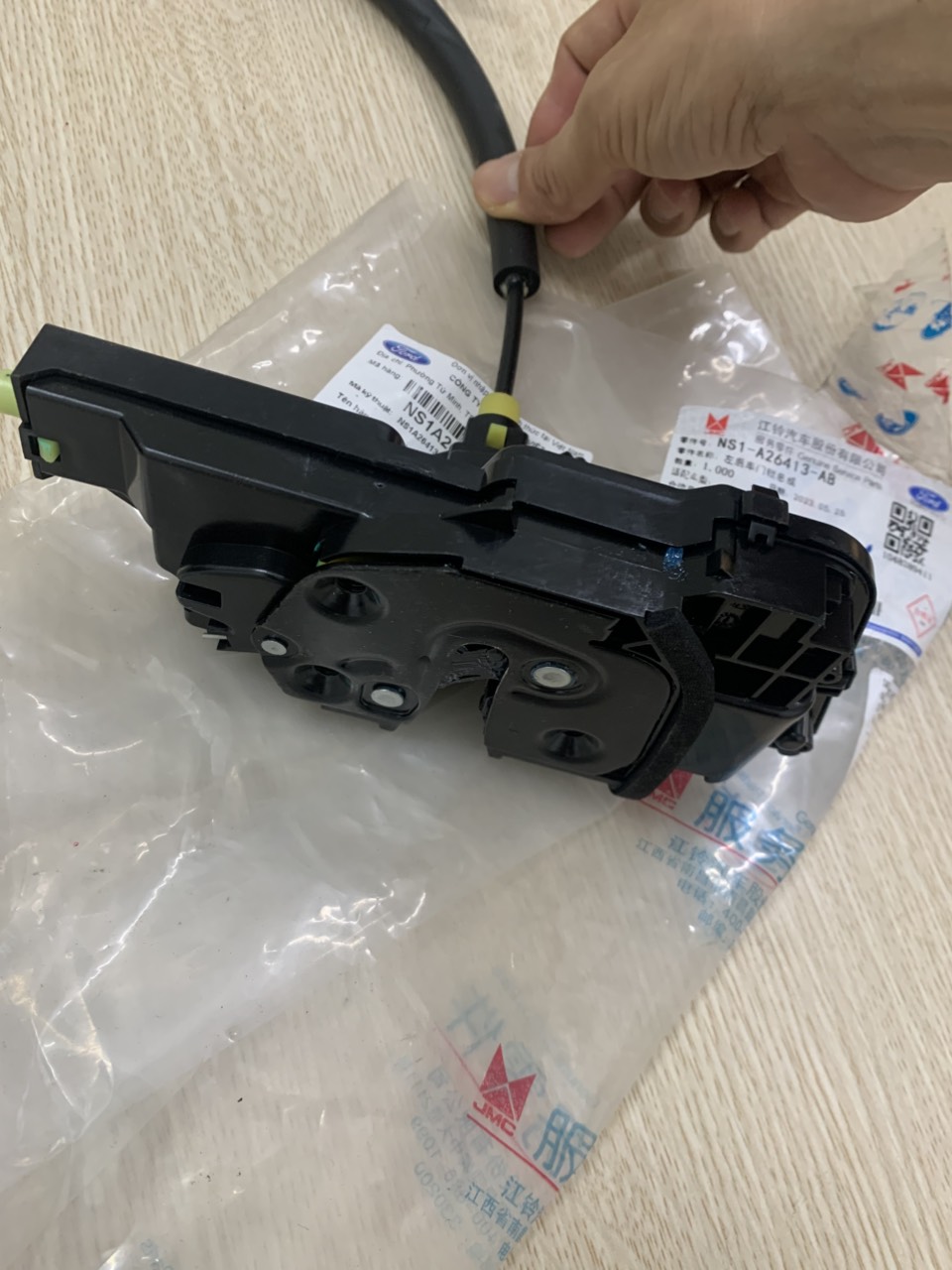 Khoá cửa sau lái Ford Territory NS1A26413AB NS1-A26413-AB