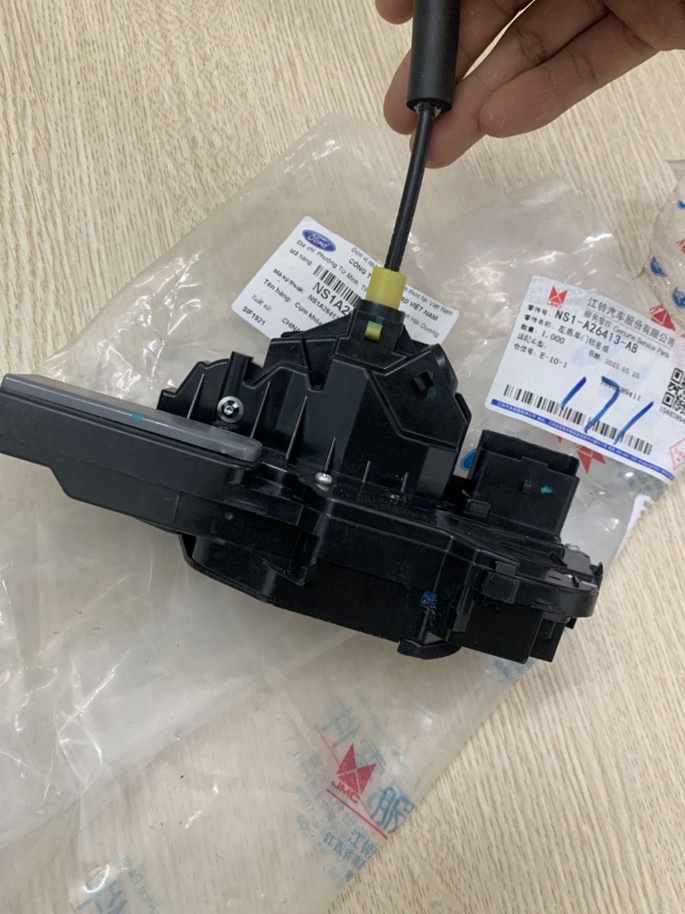 Khoá cửa sau lái Ford Territory NS1A26413AB NS1-A26413-AB