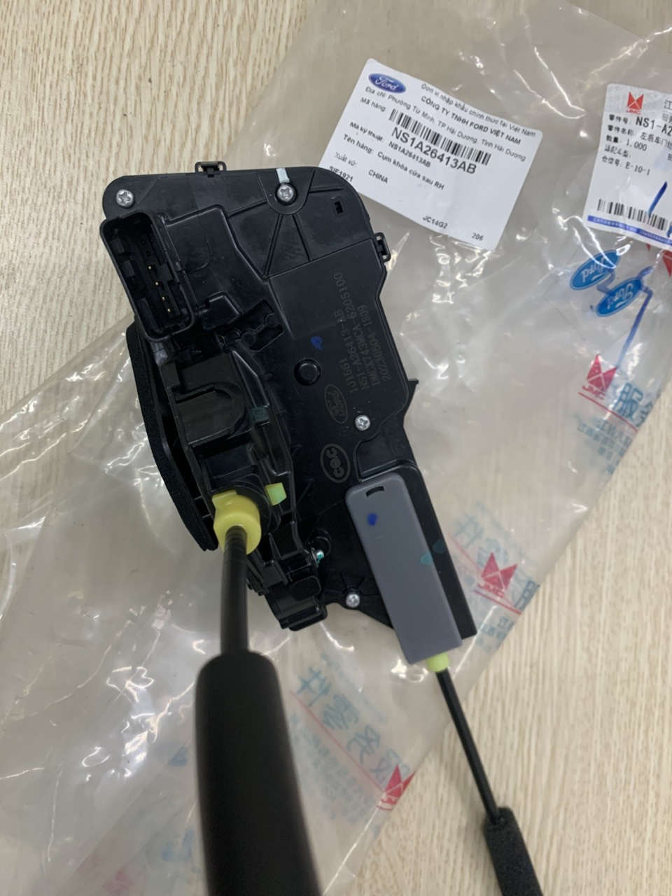 Khoá cửa sau lái Ford Territory NS1A26413AB NS1-A26413-AB