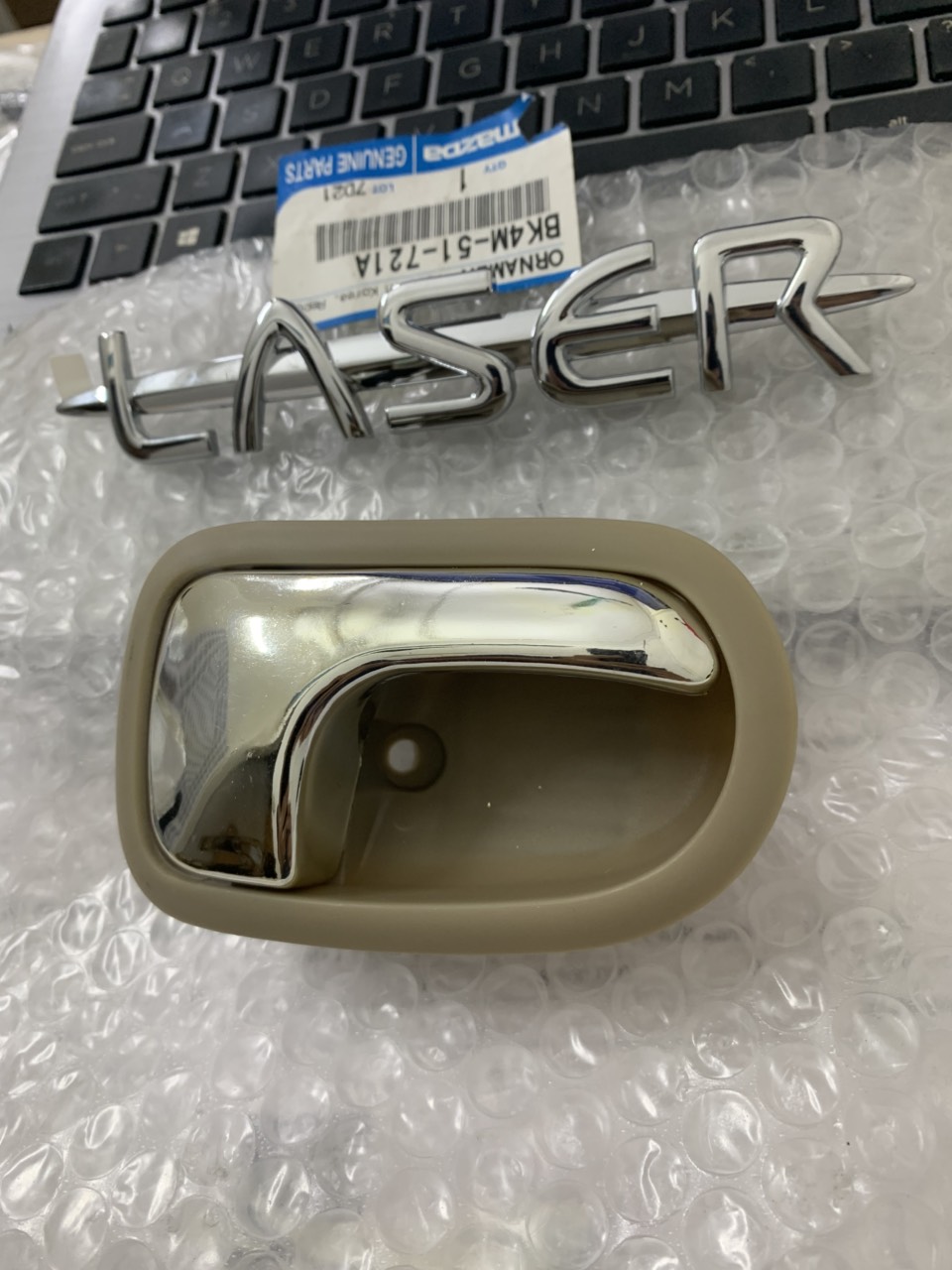 Lẫy, tay mở cửa trong Ford Laser S54N58330B80 S54N59330B80