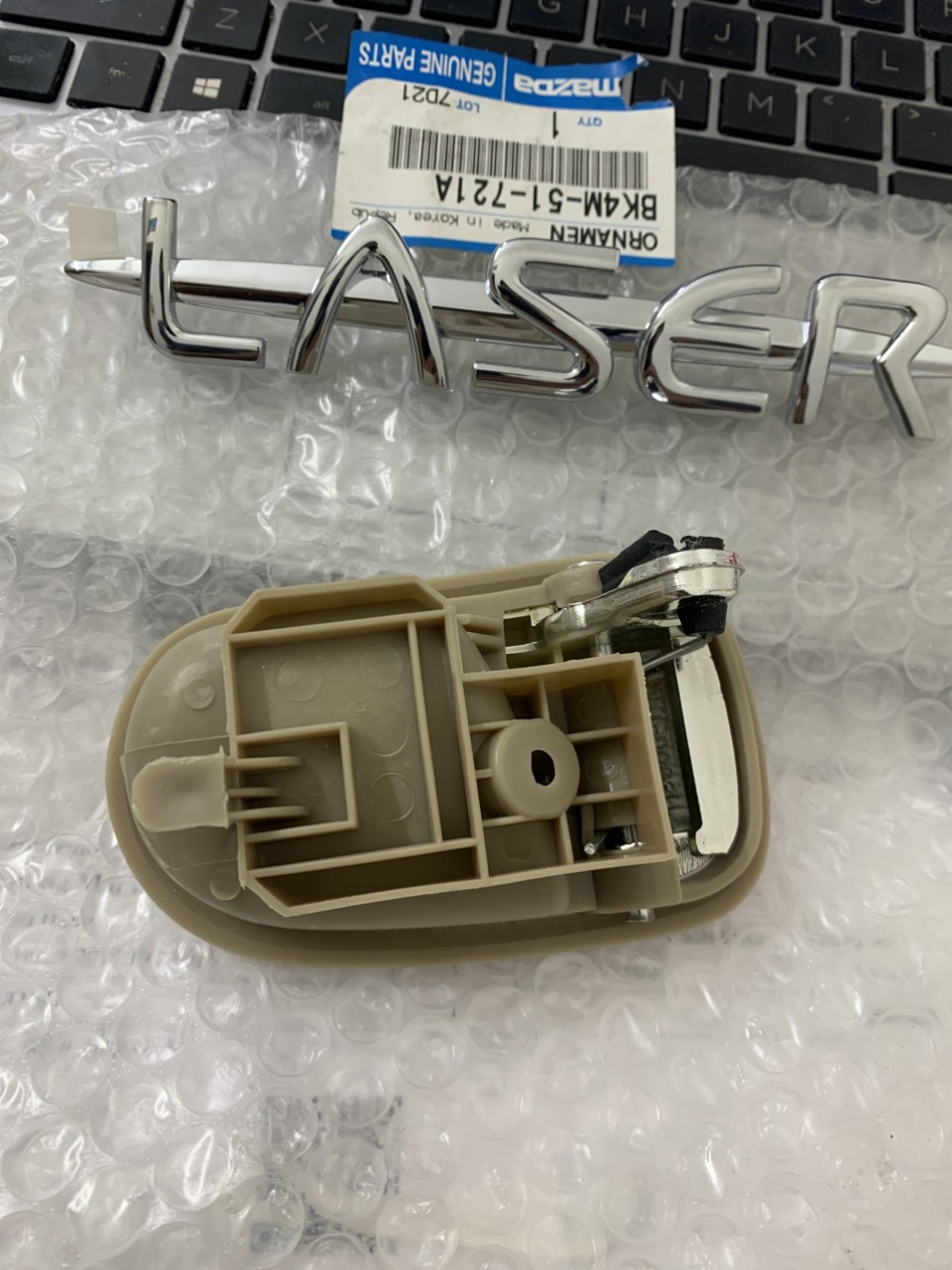 Lẫy, tay mở cửa trong Ford Laser S54N58330B80 S54N59330B80