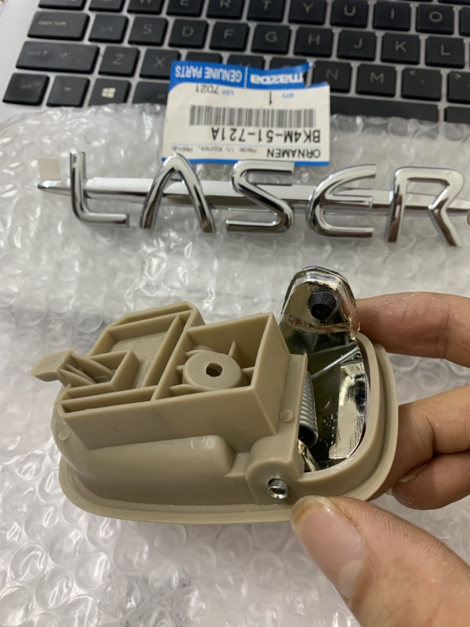 Lẫy, tay mở cửa trong Ford Laser S54N58330B80 S54N59330B80