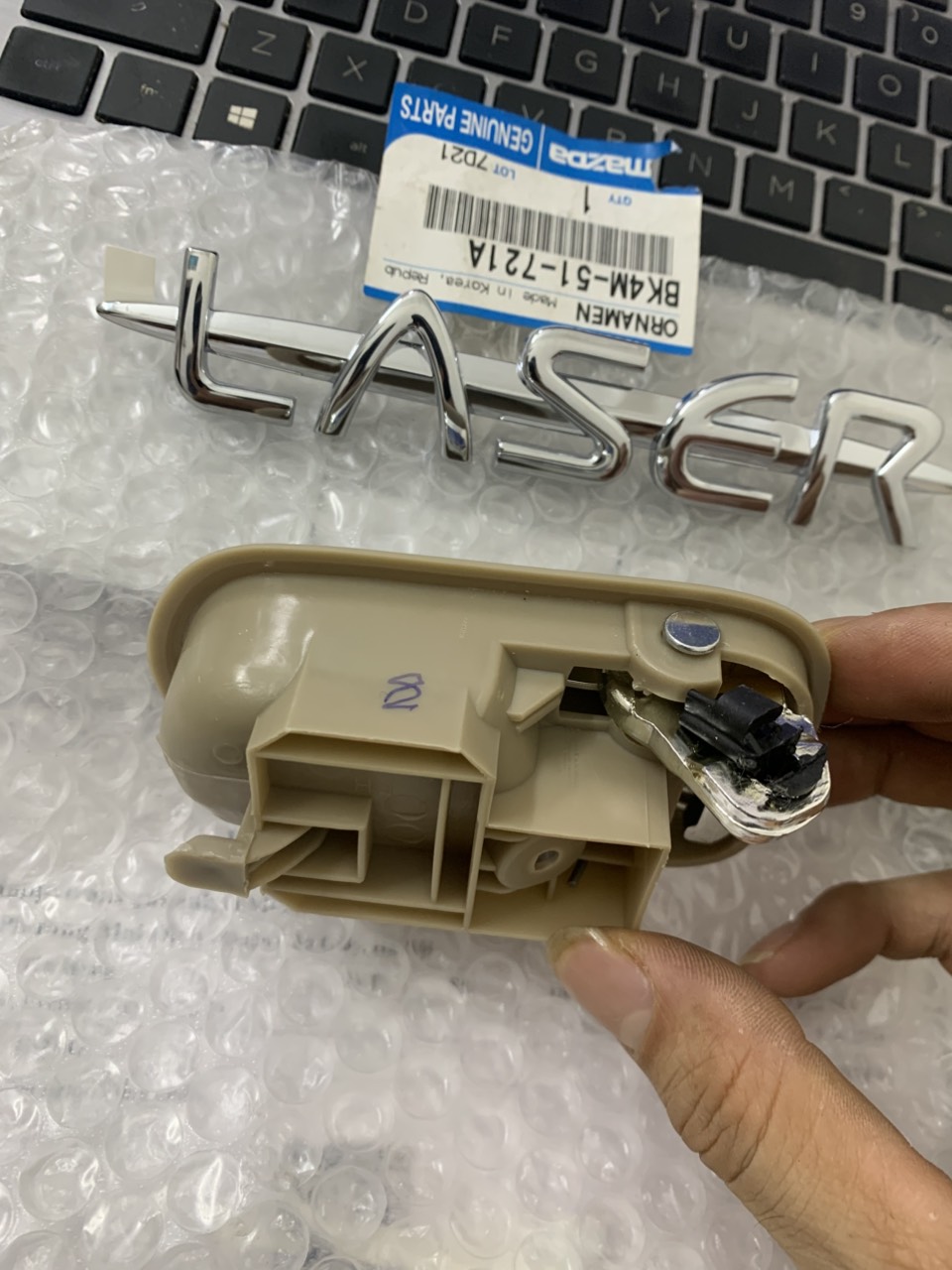 Lẫy, tay mở cửa trong Ford Laser S54N58330B80 S54N59330B80