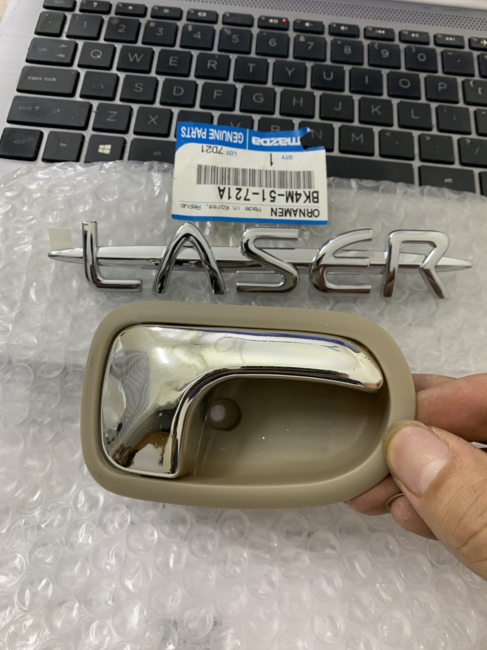 Lẫy, tay mở cửa trong Ford Laser S54N58330B80 S54N59330B80