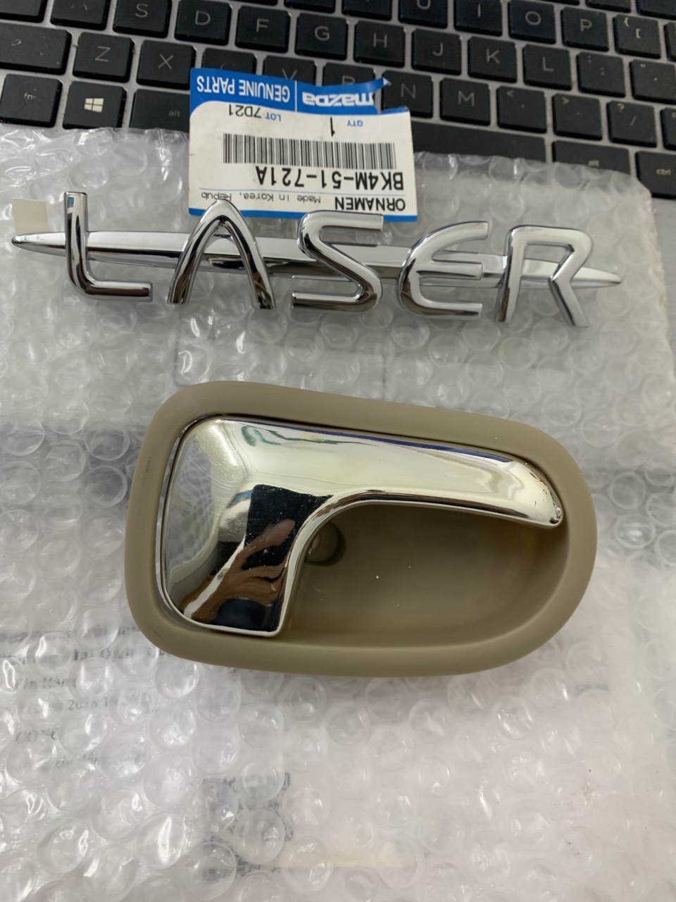 Lẫy, tay mở cửa trong Ford Laser S54N58330B80 S54N59330B80