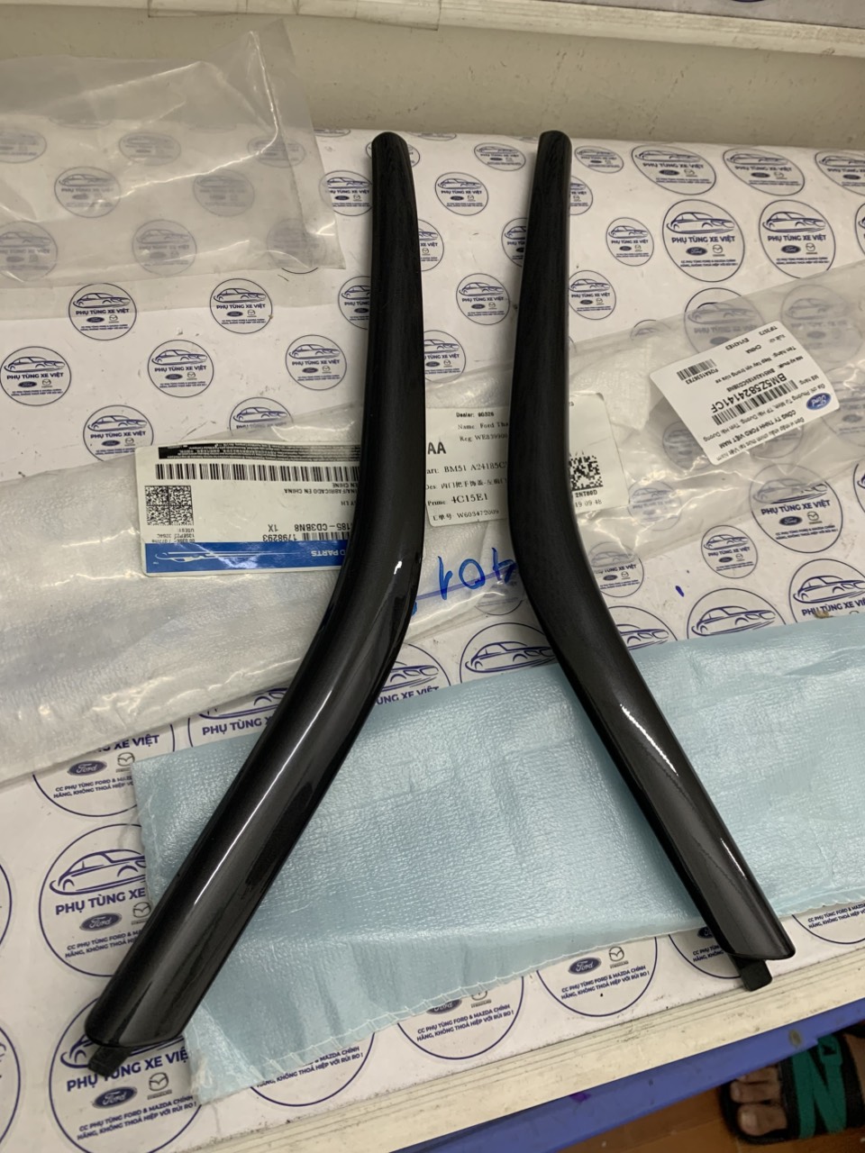 Nẹp trên tappy cửa Ford Focus 2013 14 BM5Z5824140CF 141CF