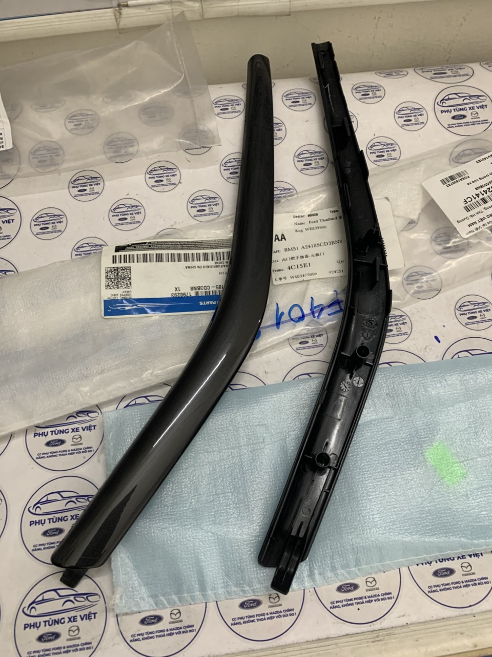 Nẹp trên tappy cửa Ford Focus 2013 14 BM5Z5824140CF 141CF