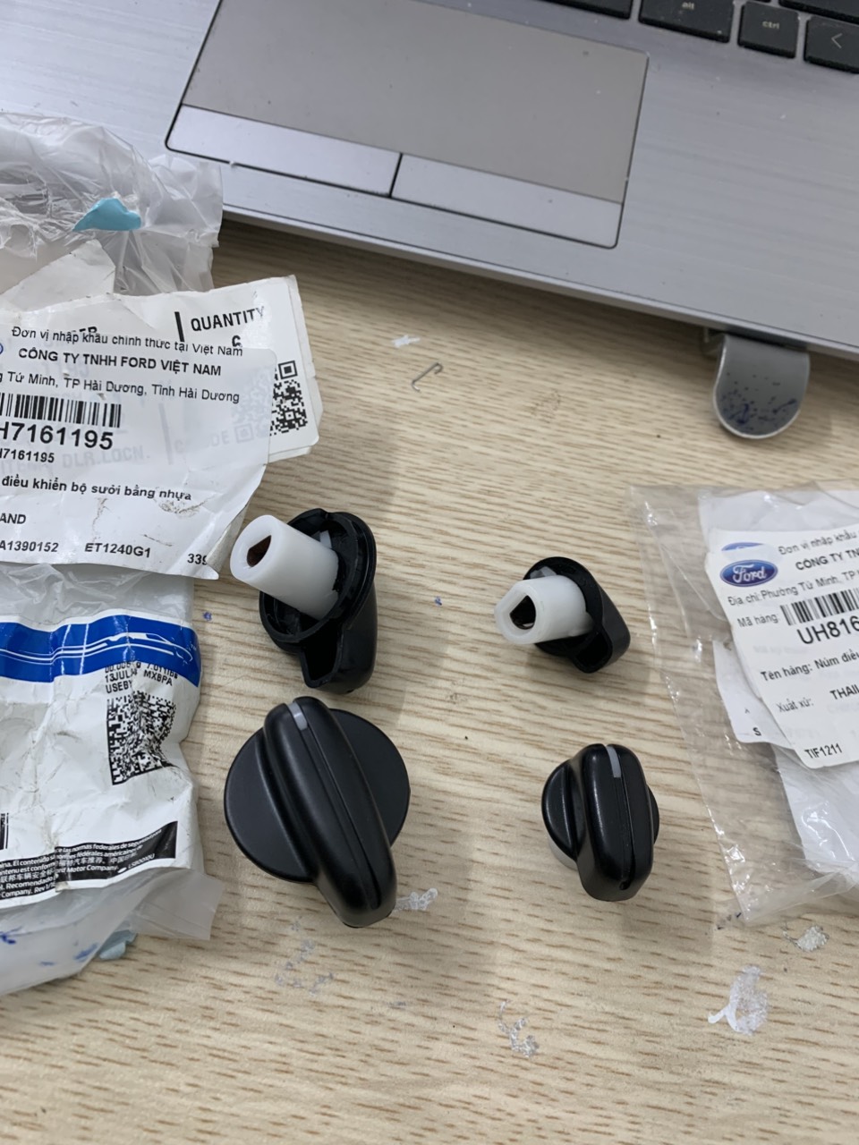 Núm chỉnh điều hoà Ford Everest 2005 06 UH7161195 UH8161195