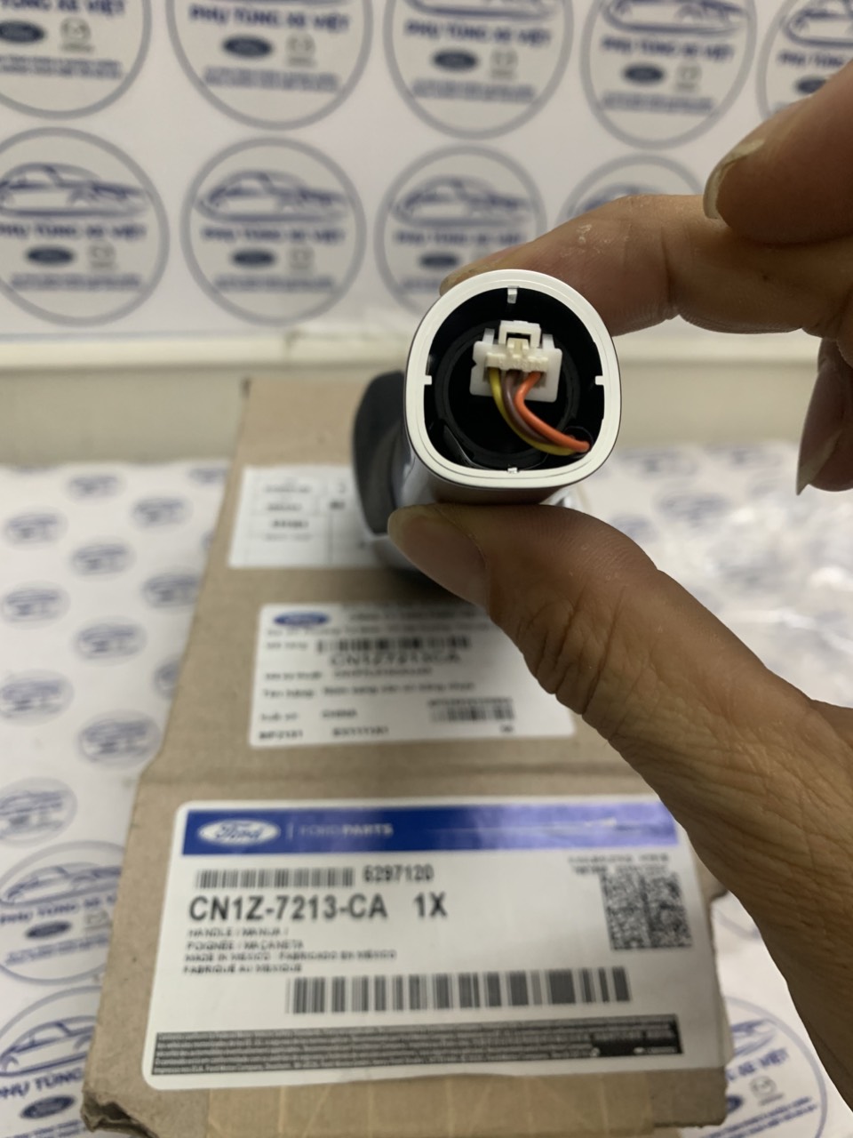 Tay nắm cần đi số Ford EcoSport 2014 15 16 17 CN1Z7213CA