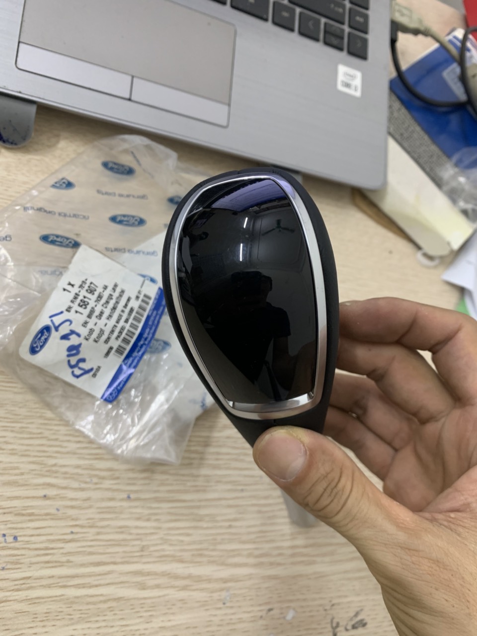 Tay nắm cần số tự động Ford Focus 2009 10 11 12 8M5Z7213E