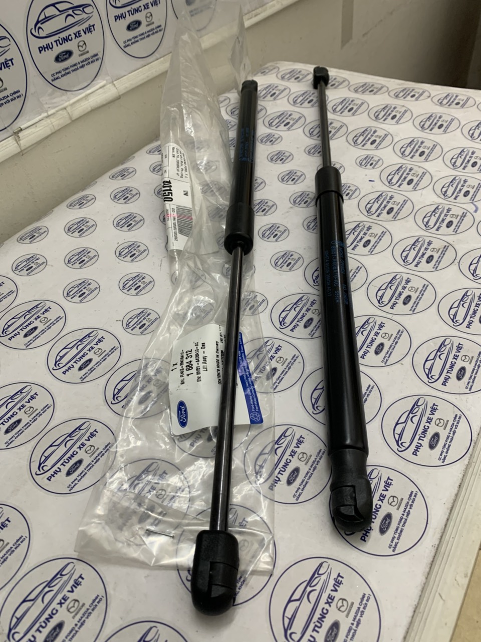 Ty chống cửa hậu Ford Focus 2008 09 10 11 12 8M51A406A10AC