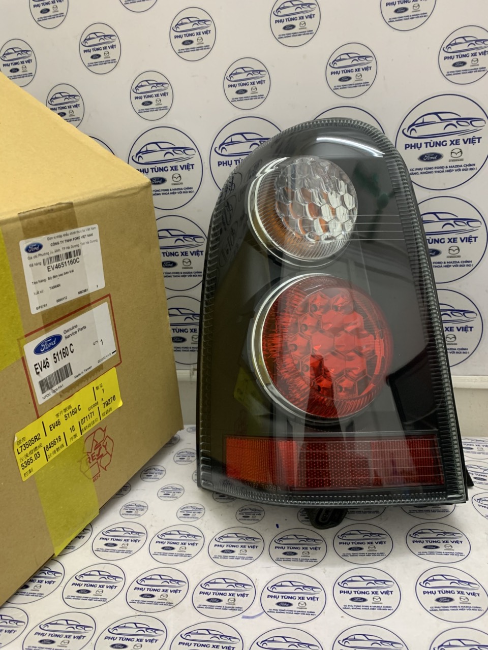 Vỏ đèn hậu Ford Escape 2006 2007 08 EV4651150C EV4651160C