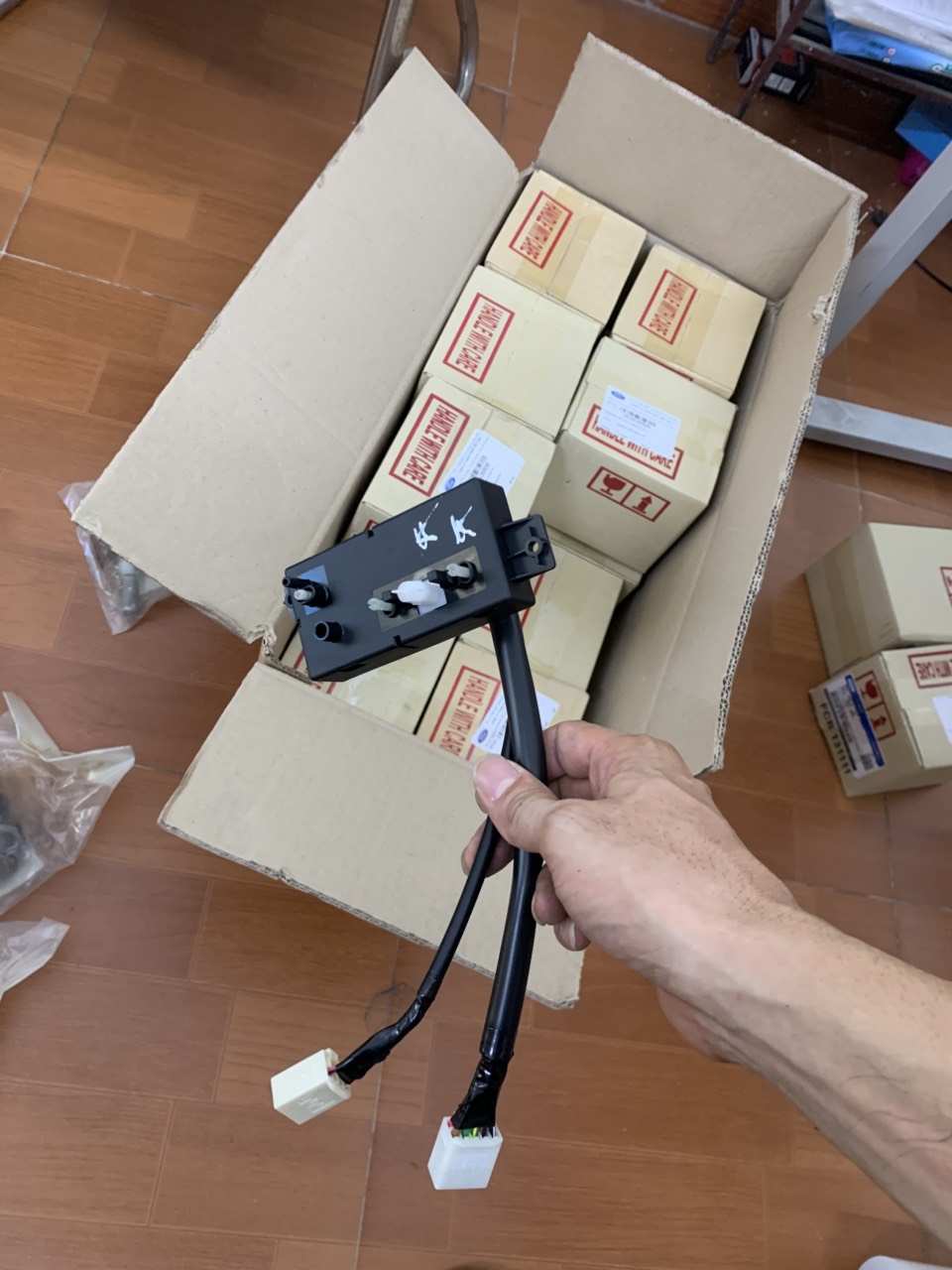 Công tắc chỉnh ghế Ford Ranger 3.2 1979486-RH 1979487-LH