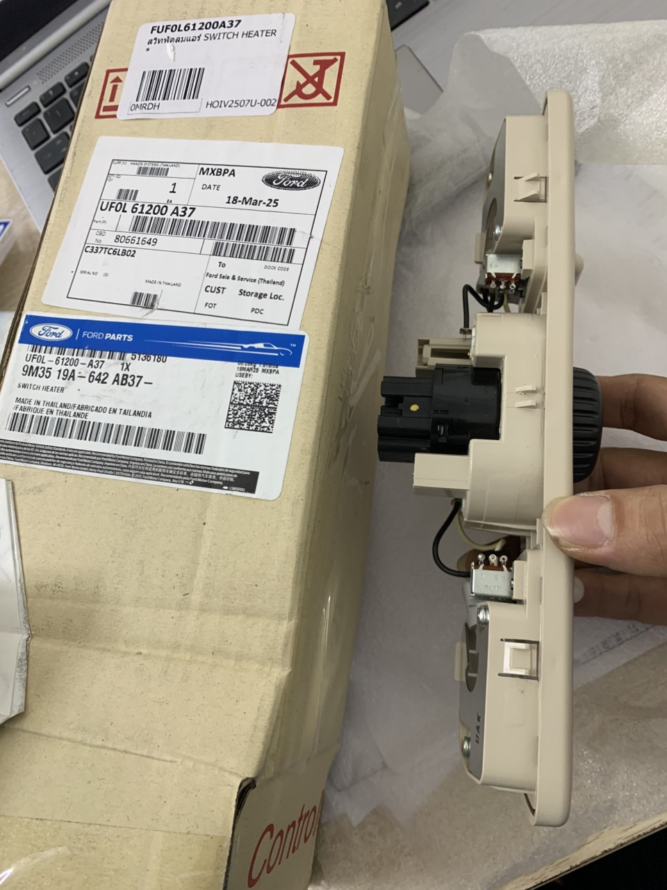 Công tắc điều hoà trần sau Everest 2010 11 12 13 UF0L61200A37