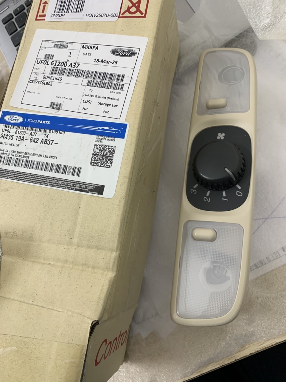 Công tắc điều hoà trần sau Everest 2010 11 12 13 UF0L61200A37