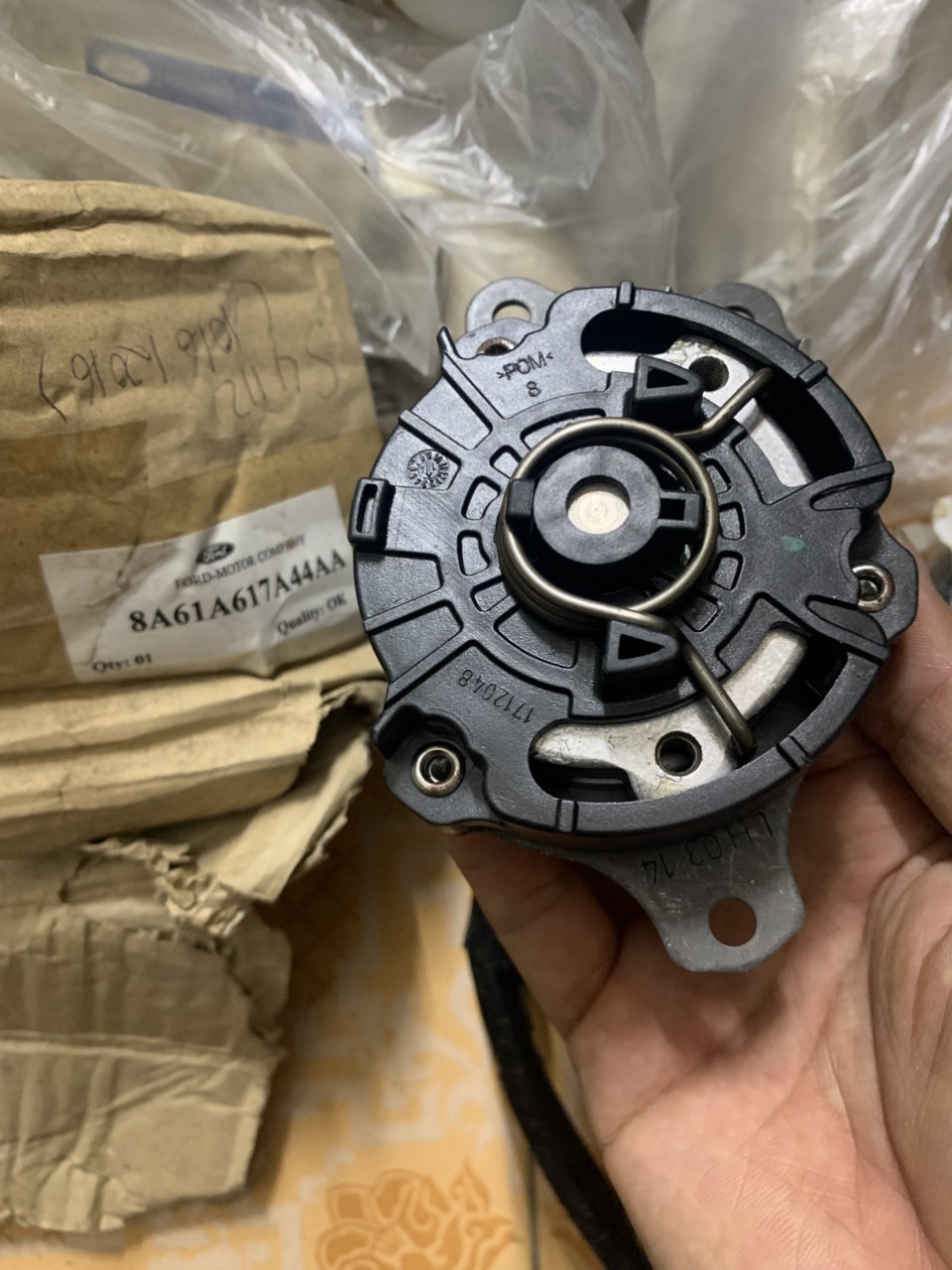 Hãm ngả ghế trước Ford Ranger 2013 đến 2019 8A6Z58617A44A