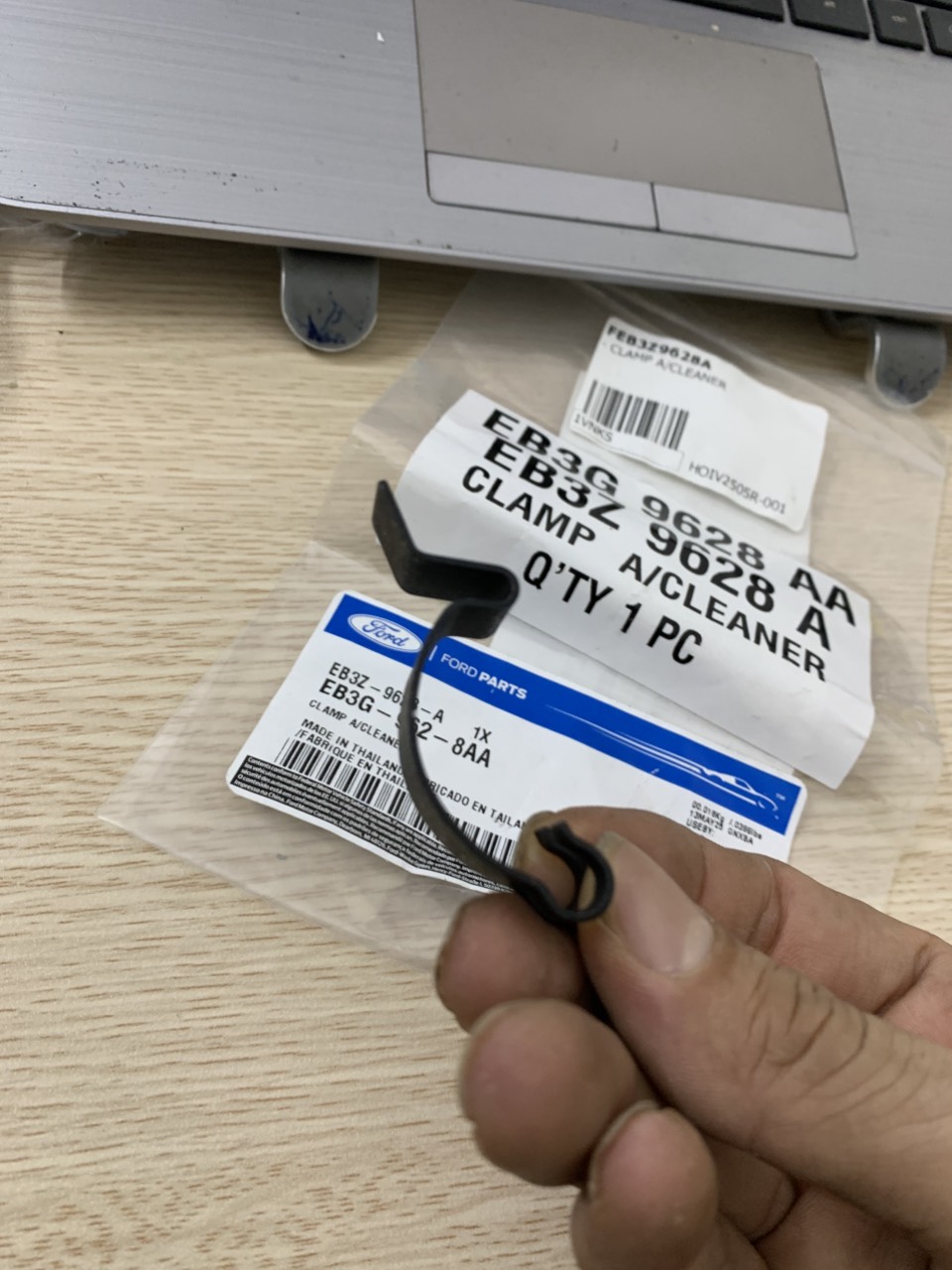 Lẫy cài bầu lọc gió Ford Ranger Mazda BT EB3G9628AA 7H6Z962