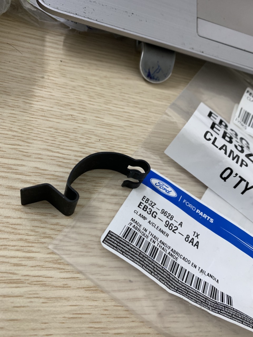 Lẫy cài bầu lọc gió Ford Ranger Mazda BT EB3G9628AA 7H6Z962