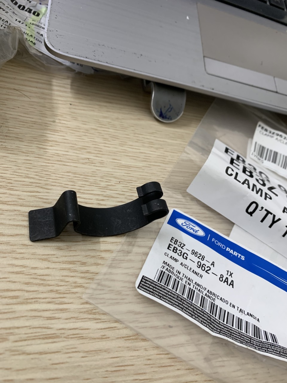 Lẫy cài bầu lọc gió Ford Ranger Mazda BT EB3G9628AA 7H6Z962