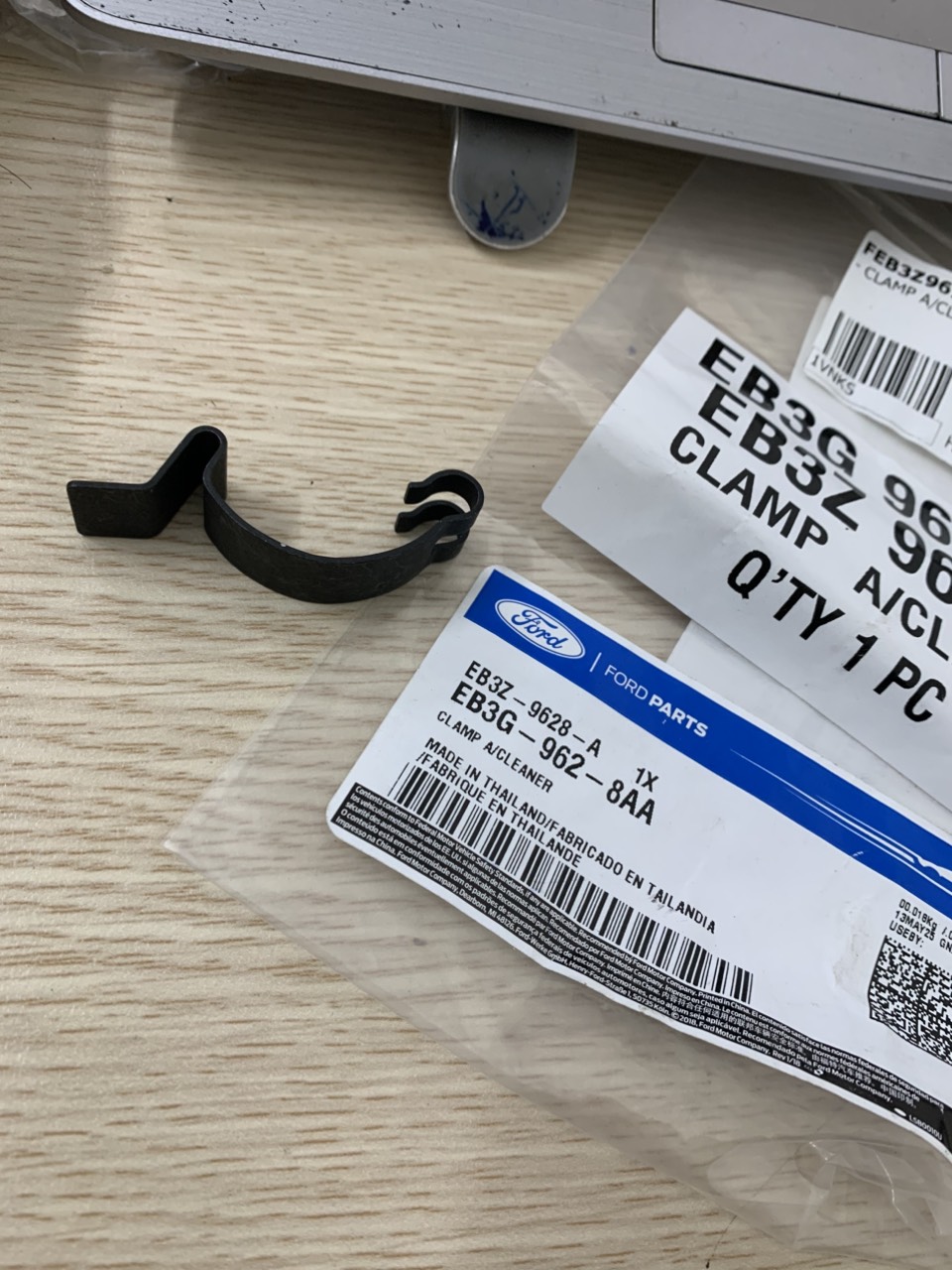 Lẫy cài bầu lọc gió Ford Ranger Mazda BT EB3G9628AA 7H6Z962