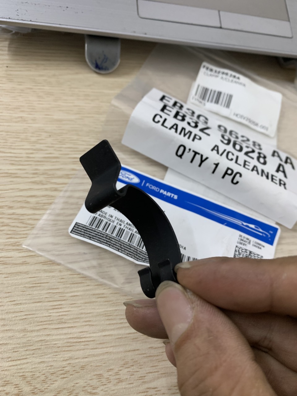 Lẫy cài bầu lọc gió Ford Ranger Mazda BT EB3G9628AA 7H6Z962