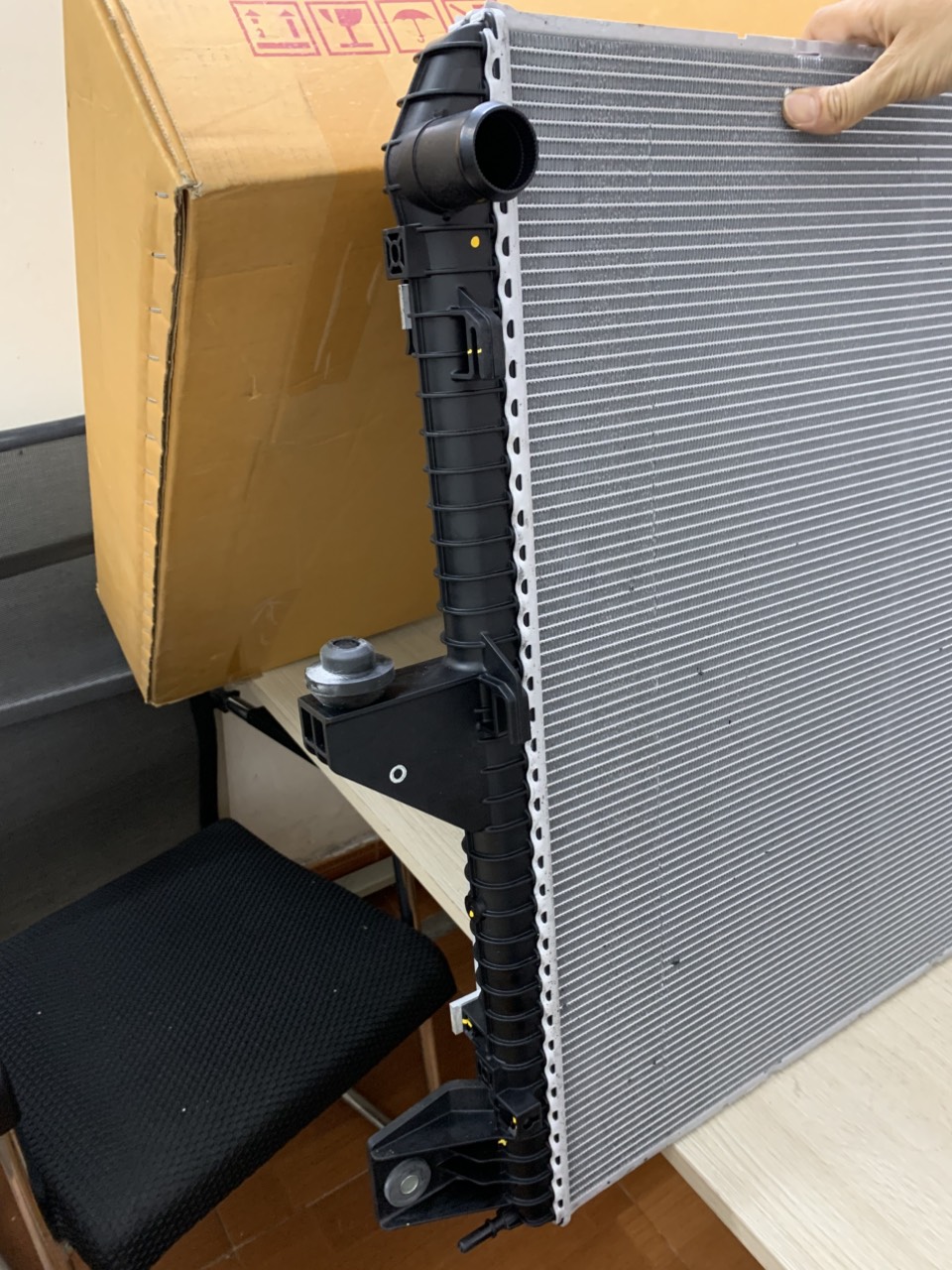 Két nước làm mát Ford Everest 2018 19 20 21 22 23 JB3Z8C342A