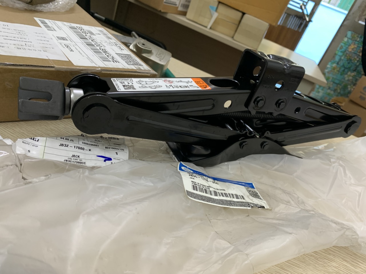 Kích thay lốp dự phòng xe Ford chính hãng JB3C17A078CC