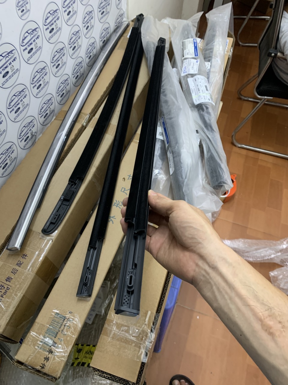 Nẹp ngoài chân kính cửa sau Ford EcoSport mạ crom