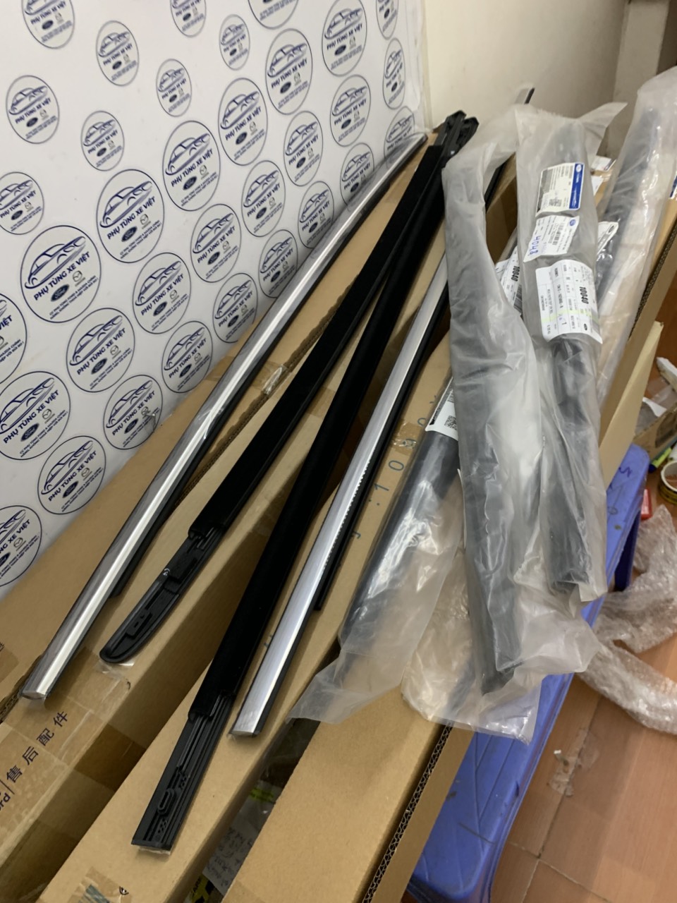 Nẹp ngoài chân kính cửa sau Ford EcoSport mạ crom