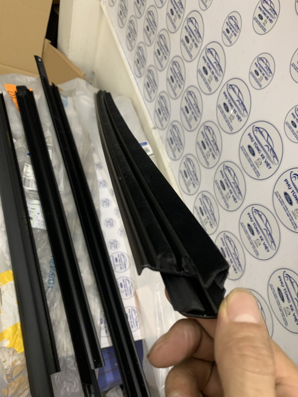 Nẹp ngoài chân kính cửa trước sau Ford Explorer 2016 17 18 19