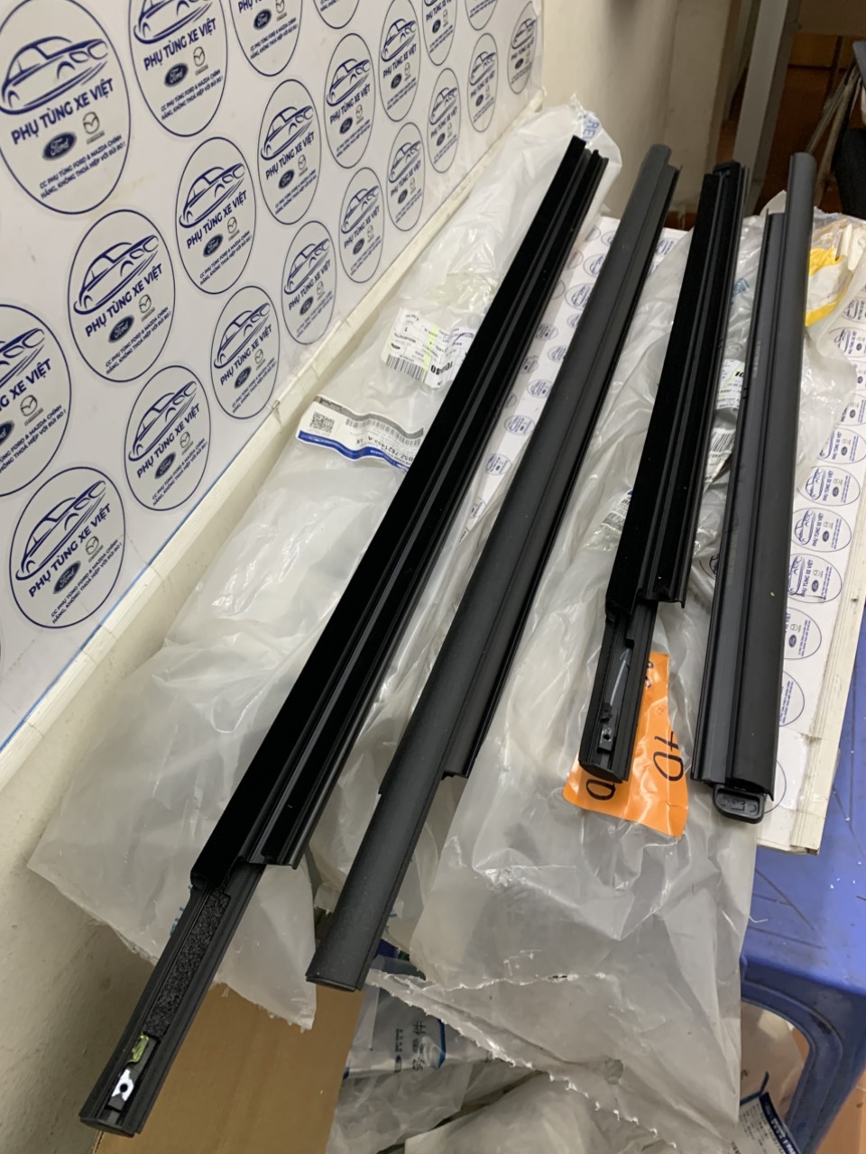 Nẹp ngoài chân kính cửa trước sau Ford Explorer 2016 17 18 19