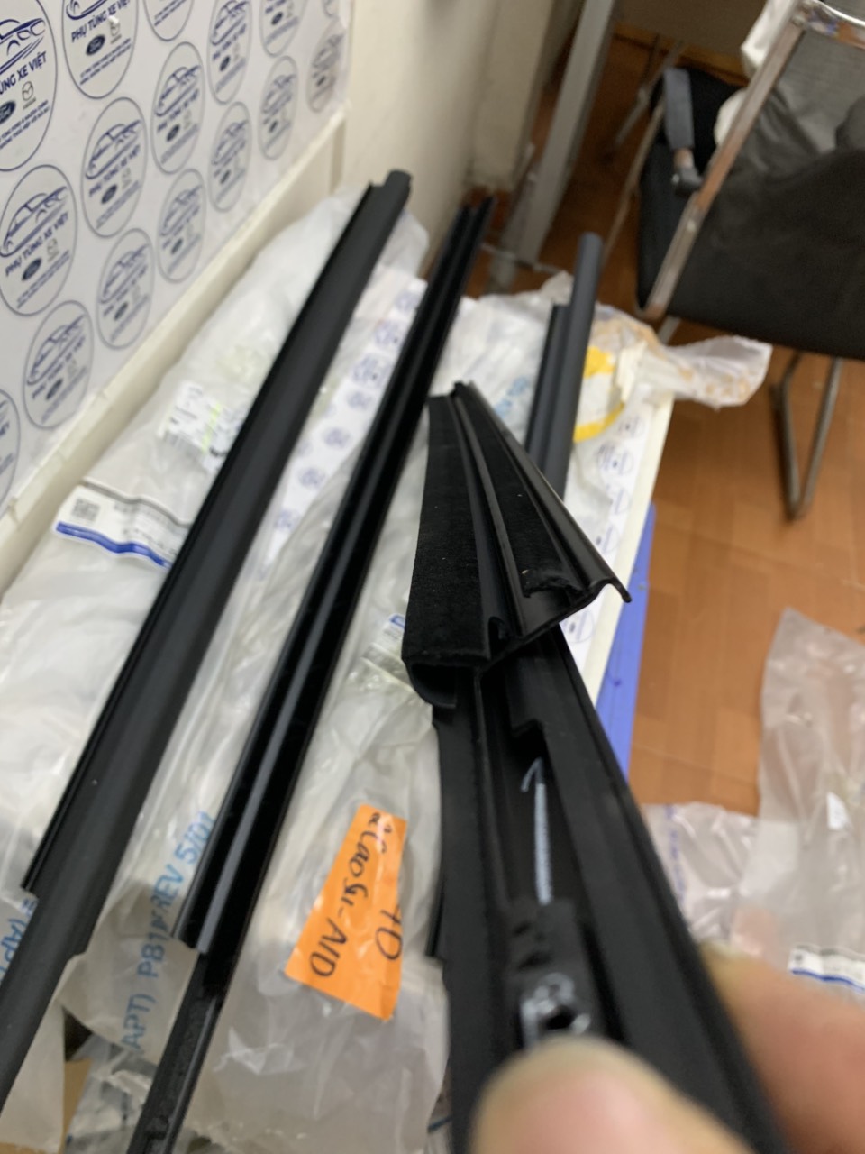 Nẹp ngoài chân kính cửa trước sau Ford Explorer 2016 17 18 19