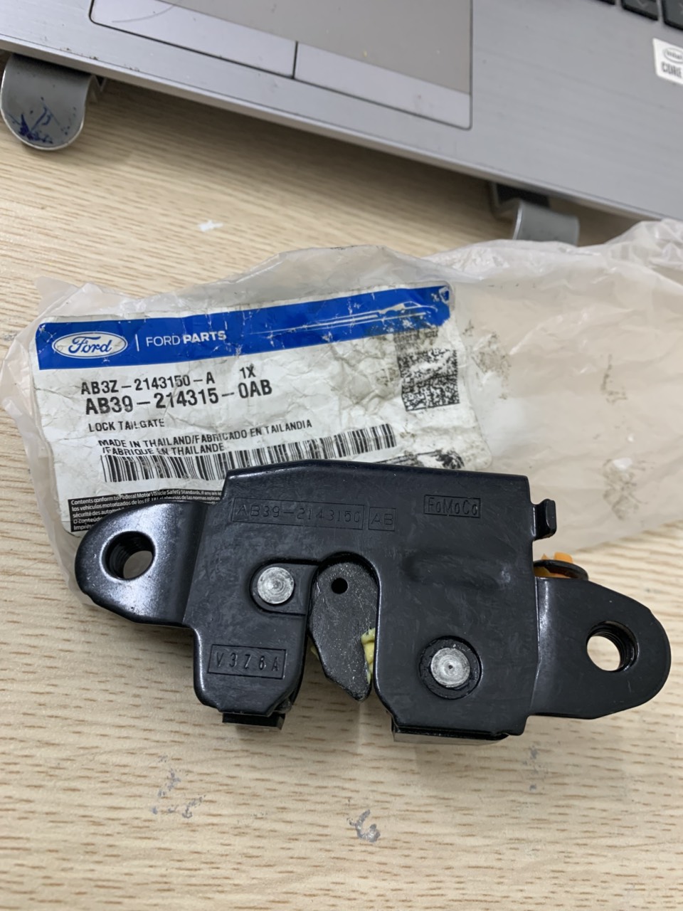 Khoá ngậm cửa thùng Mazda BT UC9M65710A AB39-2143150-AB