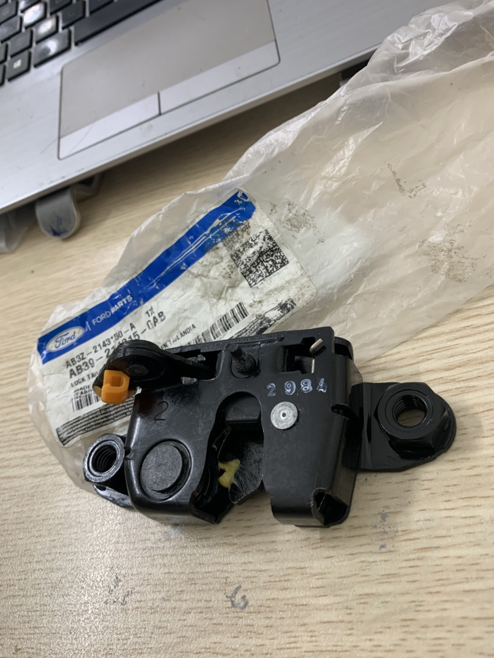 Khoá ngậm cửa thùng Mazda BT UC9M65710A AB39-2143150-AB