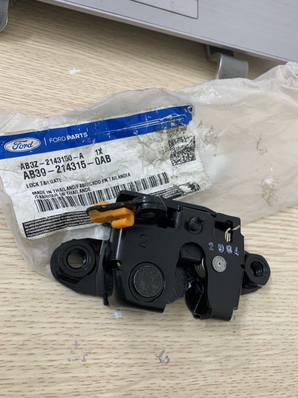 Khoá ngậm cửa thùng Mazda BT UC9M65710A AB39-2143150-AB