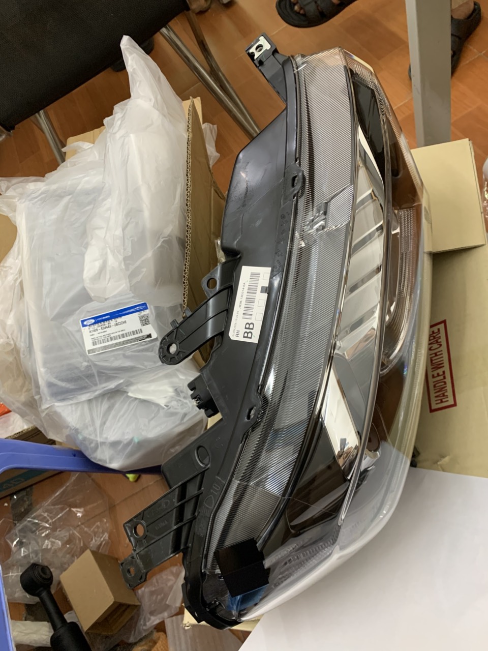 Vỏ đèn pha Ford Everest 2020 21 JB3Z13008AH JB3B13E014BA