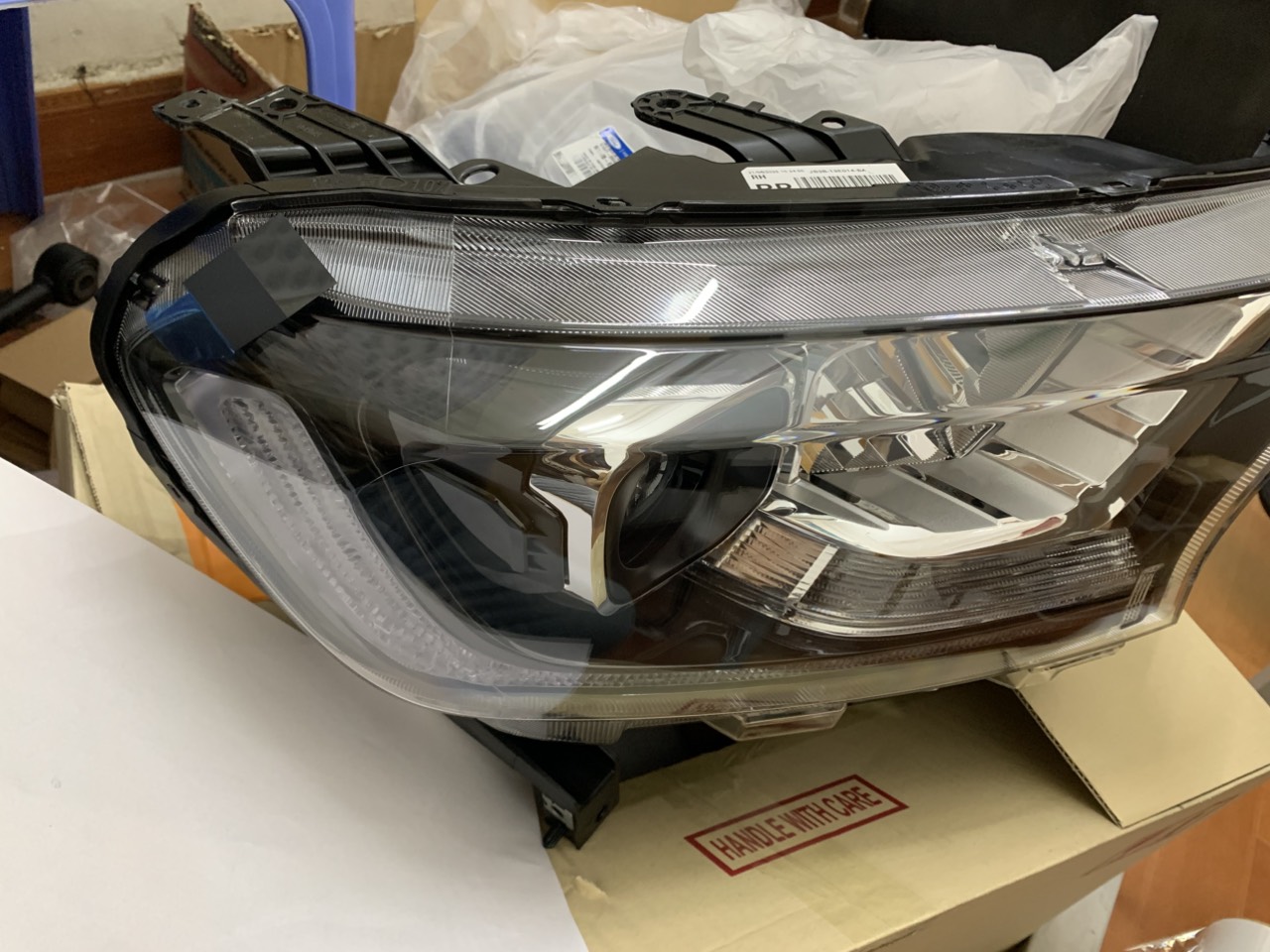 Vỏ đèn pha Ford Everest 2020 21 JB3Z13008AH JB3B13E014BA