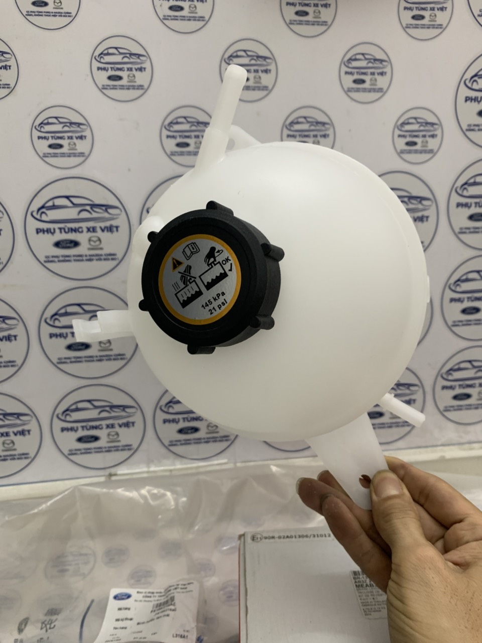 Bình nước phụ Ford Territory KS18K218AG KS1 8K218 AG