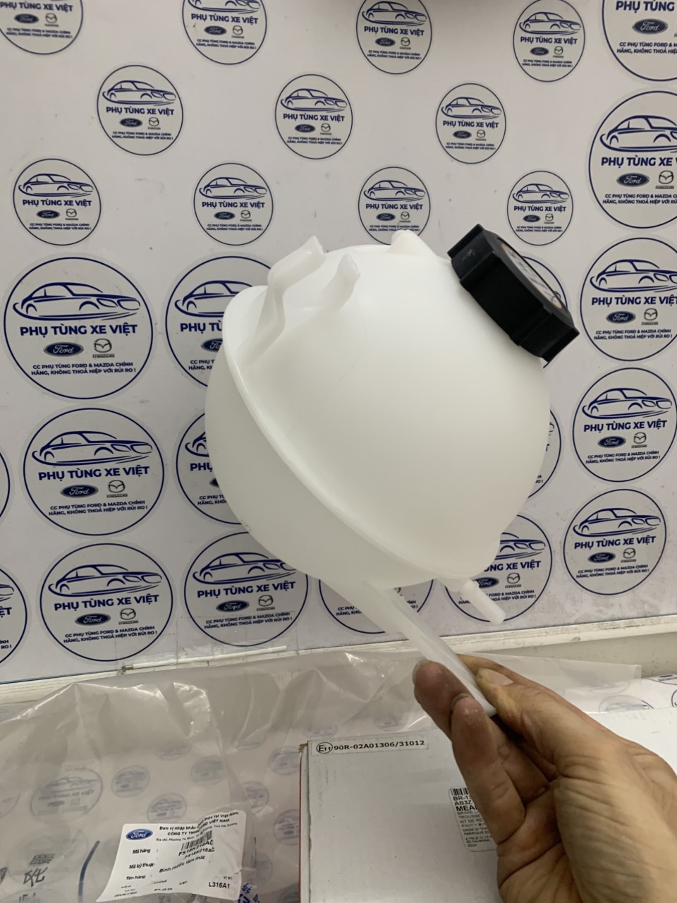 Bình nước phụ Ford Territory KS18K218AG KS1 8K218 AG