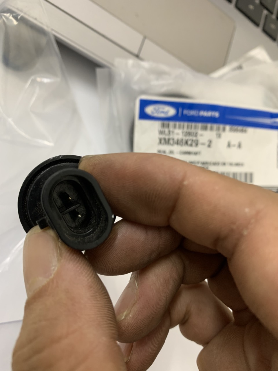 Cảm biến nước rửa kính Ranger 2015 16 17 18 19 AB3Z17B649A