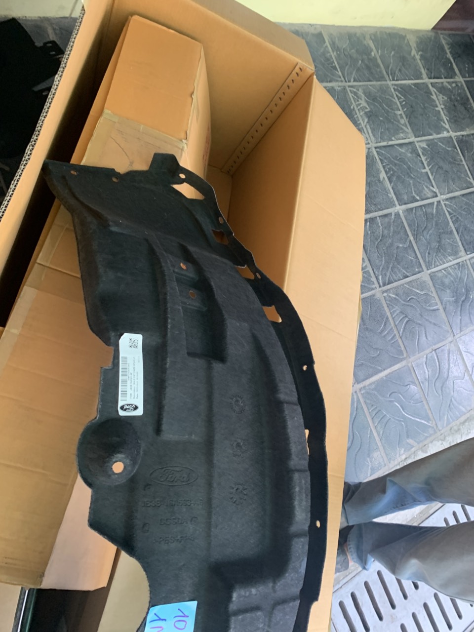 Chắn bùn lòng dè trước Ford Raptor 2018 19 20 21 JB3Z16103D